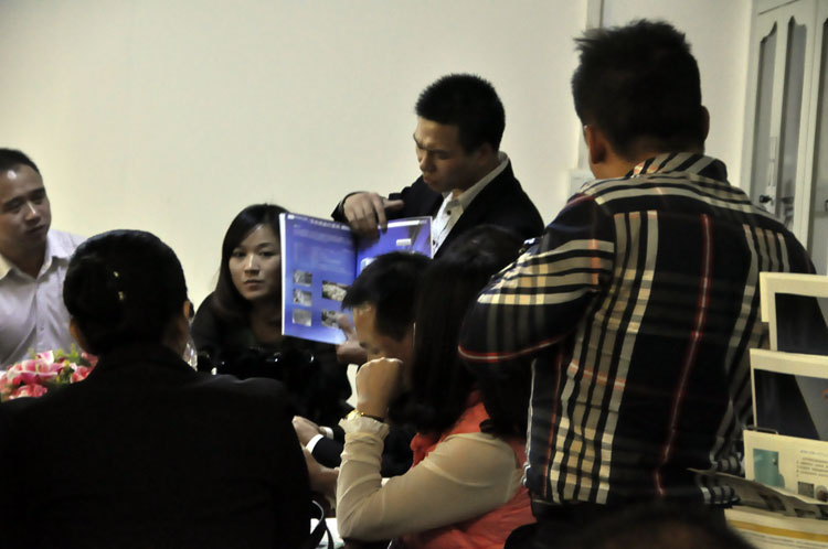 贛云代表張繼云先生向企業(yè)聯(lián)合會成員介紹公司產(chǎn)品