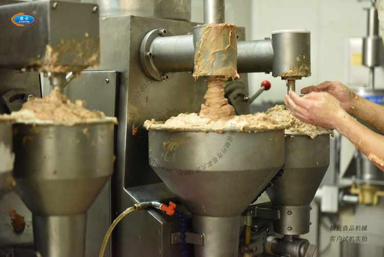 實(shí)際生產(chǎn)中的第三代包心肉丸機(jī)