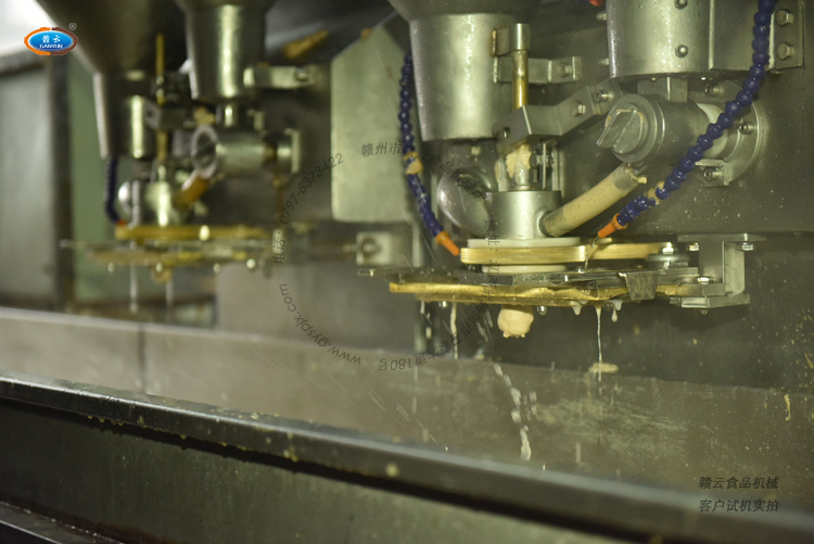 實(shí)際生產(chǎn)中的第三代包心肉丸機(jī)與二代的對比