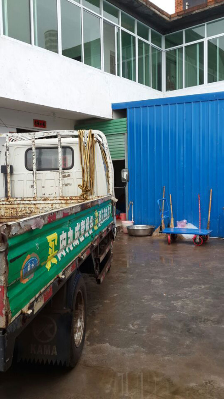 工作人員送設(shè)備到該作坊