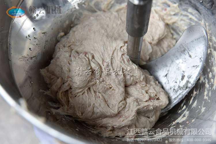 經(jīng)過攪拌后的面粉肉