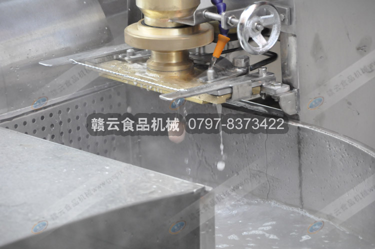 成型出來的一個(gè)肉丸子